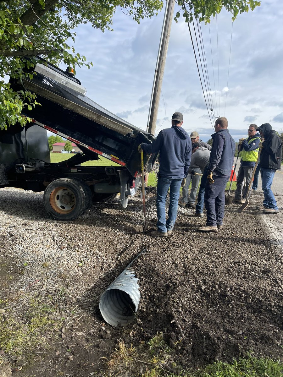 TonyDaTiger96's tweet image. Today Duke Energy in Action helped one of our own. A lineman injured was given help in multiple needed tasks. Hrs volunteered will also contribute $1,500 to the Fallen Lineman Foundation. #TonyDaTiger #FanOfFans #CharityMatters @DukeEnergy @DE_SallyT