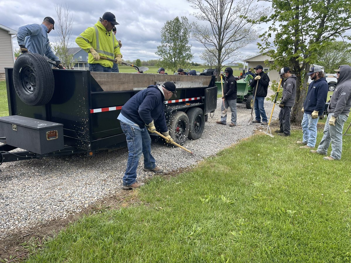 TonyDaTiger96's tweet image. Today Duke Energy in Action helped one of our own. A lineman injured was given help in multiple needed tasks. Hrs volunteered will also contribute $1,500 to the Fallen Lineman Foundation. #TonyDaTiger #FanOfFans #CharityMatters @DukeEnergy @DE_SallyT