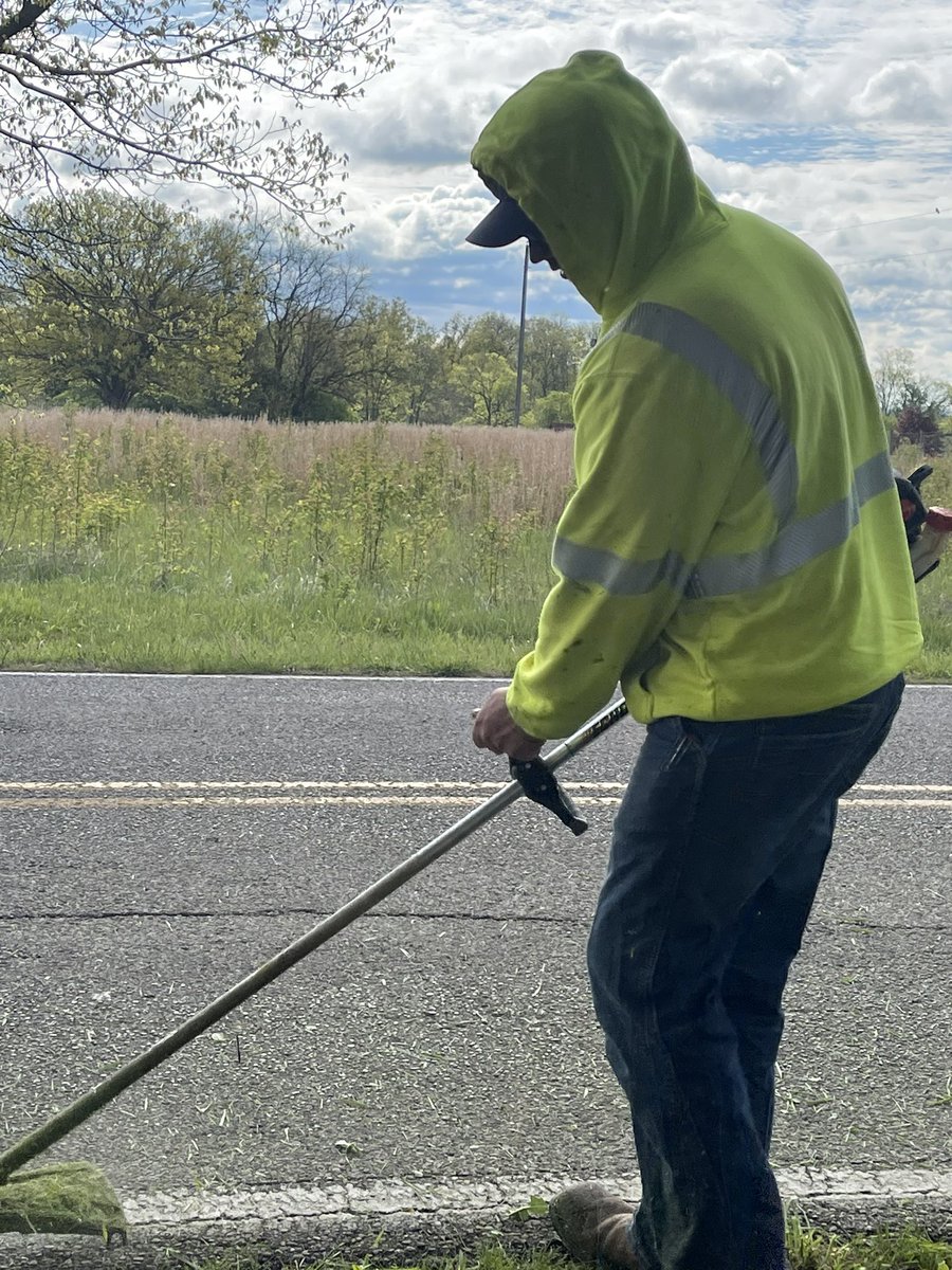 TonyDaTiger96's tweet image. Today Duke Energy in Action helped one of our own. A lineman injured was given help in multiple needed tasks. Hrs volunteered will also contribute $1,500 to the Fallen Lineman Foundation. #TonyDaTiger #FanOfFans #CharityMatters @DukeEnergy @DE_SallyT