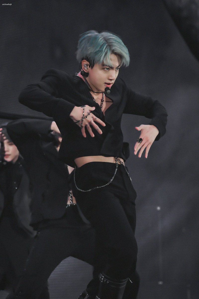archiveforJK's tweet photo. this picture goes insane. https://t.co/EDSH7pf6RF
