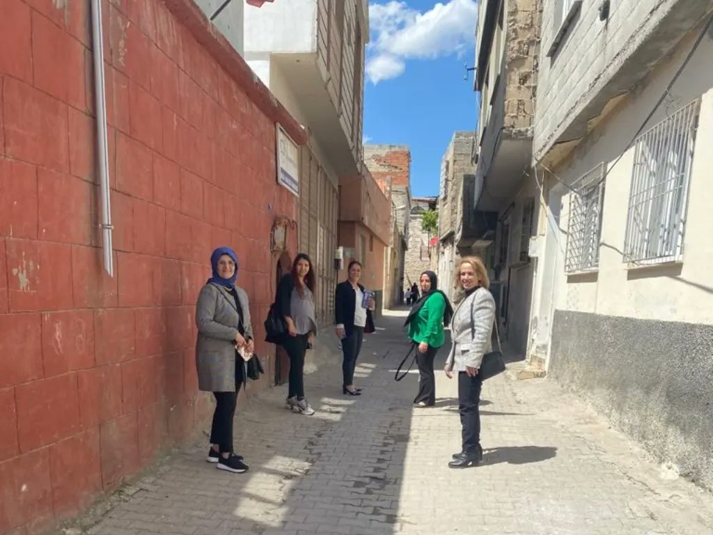 AkKiliss's tweet photo. 📍İsmet Paşa 
📍Atatürk 

Mahallelerimizde Saha Çalışması

Ak Parti Kilis İl Kadın Kolları Başkanımız Gönül Öztin Ve Yönetim kurulu Üyelerimizle ile birlikte mahallelerimizde Hane Ziyaretlerimizi Gerçekleştirip Cumhurbaşkanımızın selamını iletiyoruz.. 
@ahmetsalihdal 
@aysekesir https://t.co/foXNPeuKQh