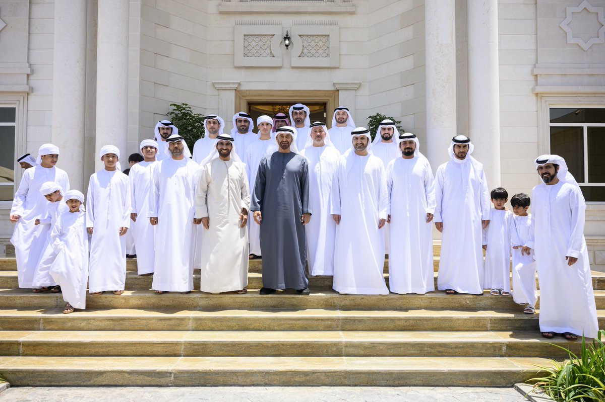 JumaaALGhuwais's tweet photo. زارني اليوم سيدي صاحب السمو الشيخ محمد بن زايد ال  نهيان رئيس الدوله حفظه الله ورعاه .
شكراً لك سيدي الكلمات لاتوفي هذي المناسبه 
.

من ياني كبير المقام 
كبر مقامي وكبر منزلي https://t.co/X1RHilesPF