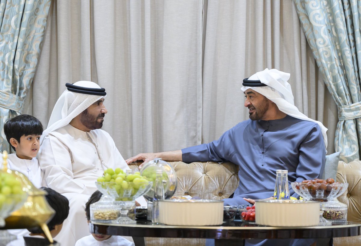 JumaaALGhuwais's tweet photo. زارني اليوم سيدي صاحب السمو الشيخ محمد بن زايد ال  نهيان رئيس الدوله حفظه الله ورعاه .
شكراً لك سيدي الكلمات لاتوفي هذي المناسبه 
.

من ياني كبير المقام 
كبر مقامي وكبر منزلي https://t.co/X1RHilesPF