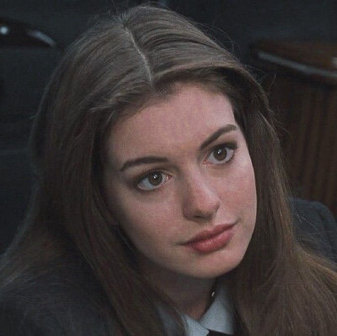 notgwendalupe's tweet photo. anne hathaway in 'the princess diaries', 2001 https://t.co/RbeQPD7FxR