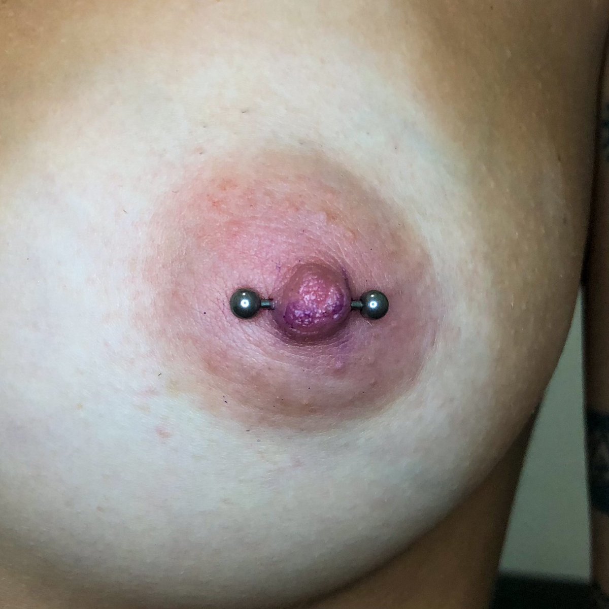 joycaiuby's tweet photo. Nipple Piercing realizado com Joia em Titânio 1.6mm, na técnica de Freehand. Adorei realizar essa perfuração 💕

#nipplepiercing #safepiercing #titaniumpiercing #piercingmamilo #piercingtitanio #freehand https://t.co/tIEPpHvlzy