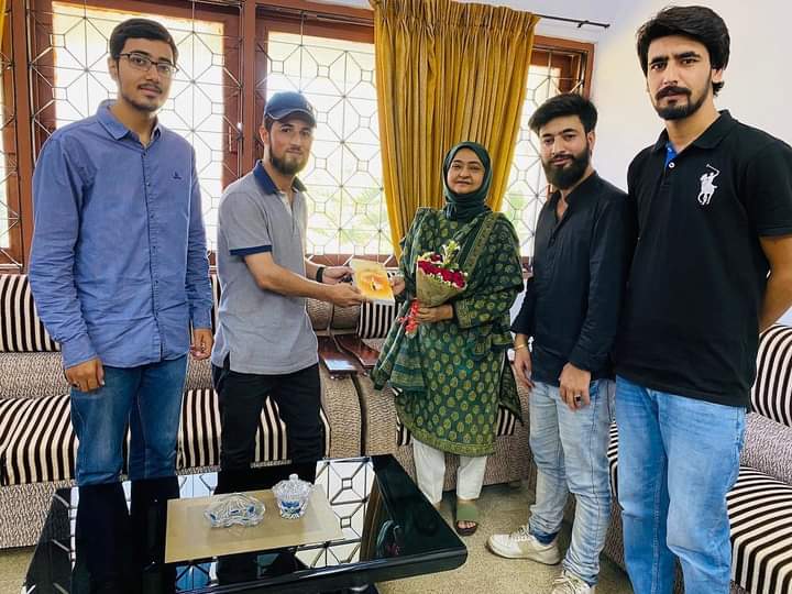 ISOPkKU's tweet photo. آئی ایس او جامعہ کراچی کے وفد  نے ڈپٹی جنرل سیکرٹری برادر حیدر کے ہمراہ نو منتخب ڈین فیکلٹی آف سوشل سائنسز ڈاکٹر شائستہ تبسم سے ملاقات کی اور # یوم_معلم کے دن کی مناسبت سے استاد شھید مطھری کی کتاب پیش کی۔ اس موقع پر ڈاکٹر شائستہ تبسم کو ڈین منتخب ہو نے پر مُبارک بھی دیISOPakKU # https://t.co/HwsrU0Mkvg