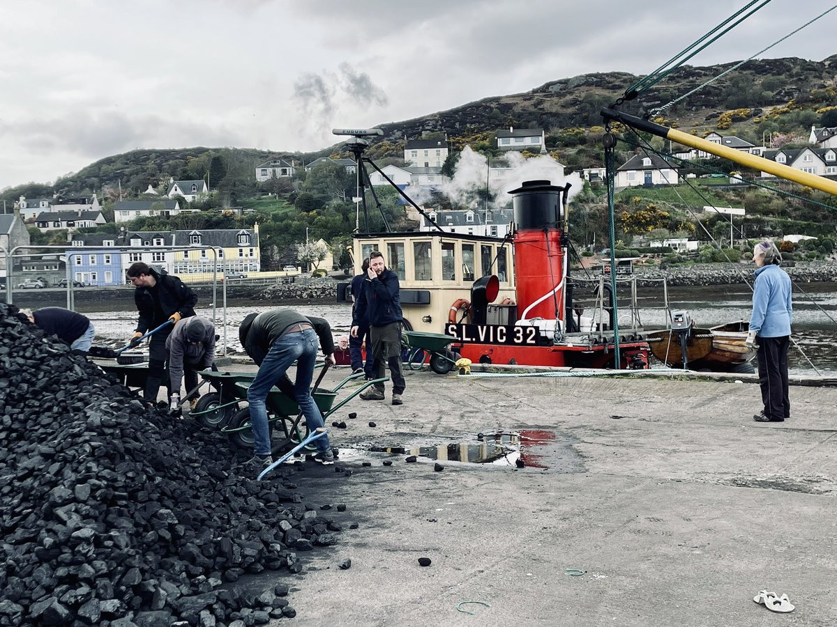 Hilary_m_cooper's tweet photo. A Clyde Puffer Vic 32 getting a refuel by some locals today in Tarbert! One of the last running puffer vessels 🏴󠁧󠁢󠁳󠁣󠁴󠁿🥰
#vic32
#clydepuffer 
#coalfired https://t.co/ZaCpY4Yy1Y