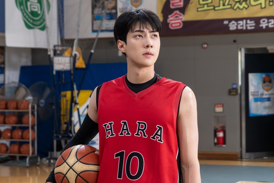 soompi's tweet photo. #EXO's #Sehun Is A Basketball Star Who Donates His Kidney To Save His Friend's Life In "#AllThatWeLoved"
https://t.co/ckcOsIv4KP https://t.co/6KPZ9dcEkU