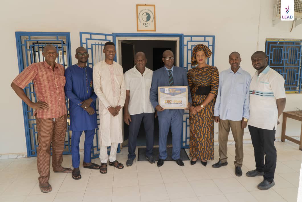 leadmagml's tweet photo. Par le promoteur, l’équipe de rédaction a remis en guise de #reconnaissance et de #soutien au #leadmag, le tableau du #BestPartner à la directrice pays du @ceci_mali Maïmouna Dioncounda Dembélé. https://t.co/HfDVmjSVkf