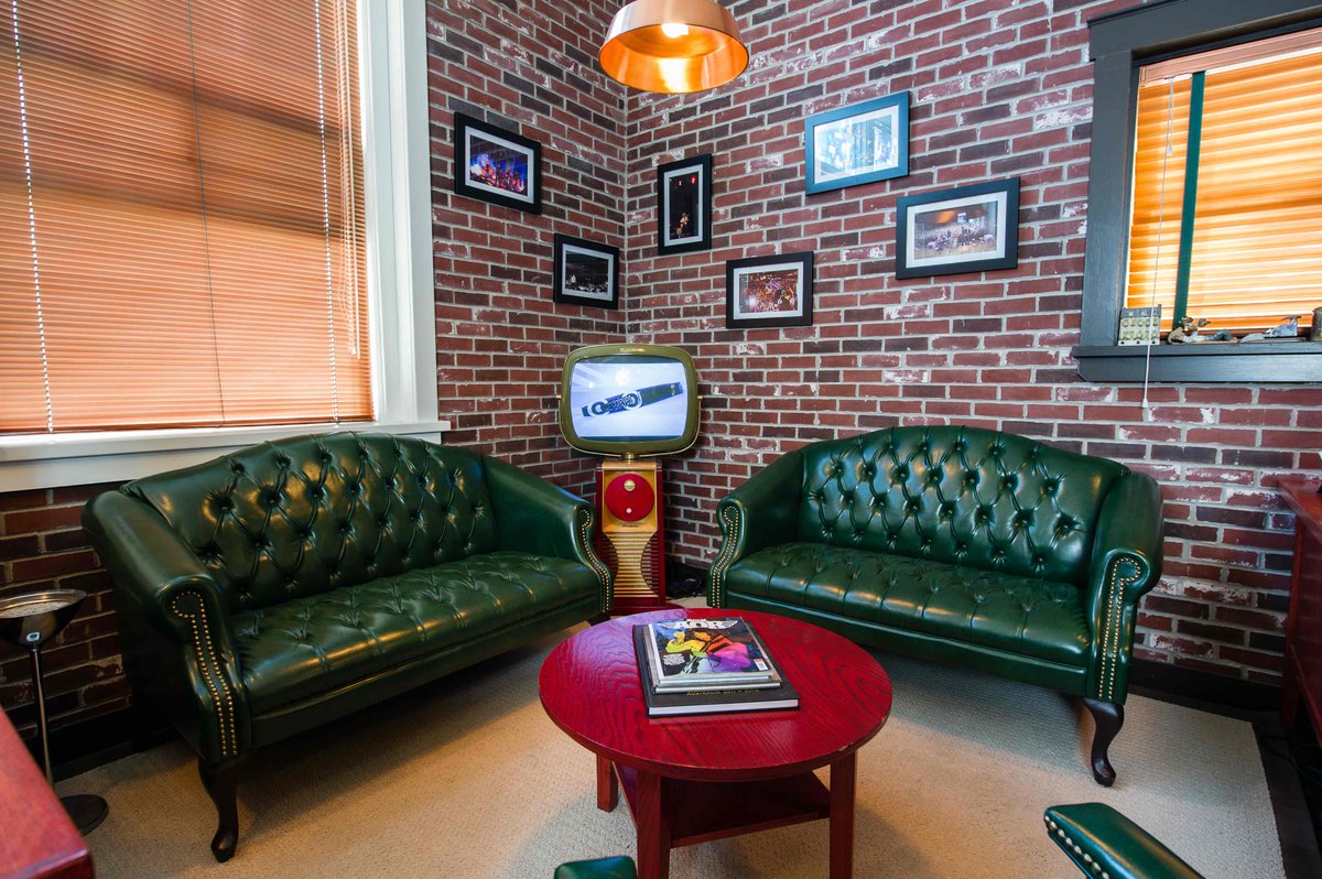 CoHoCreativeHub's tweet photo. The lounge is another stellar space we have for filming video, recording audio, or relaxing during a brainstorming session.

Head to the link in our bio to see everything COHO has to offer. https://t.co/nyZ3E2PxQ6