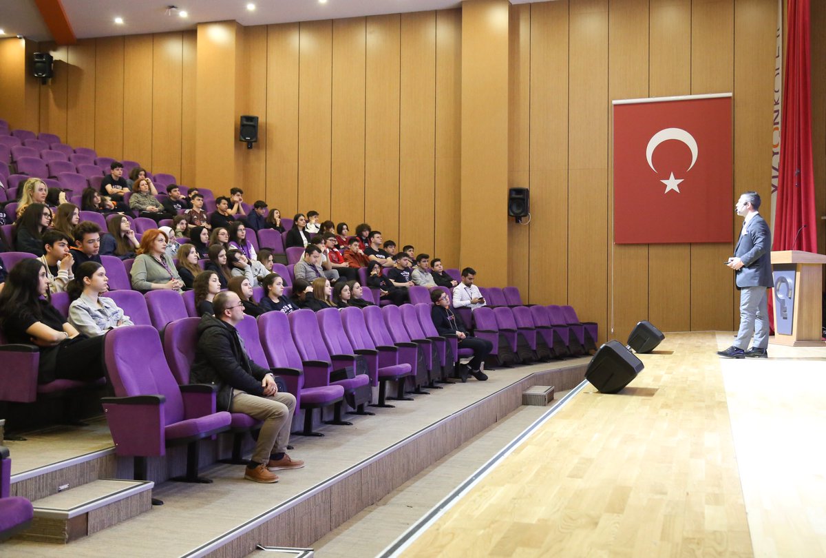 Vizyon Koleji Bahçeşehir Kampüsü lise öğrencilerimiz TOBB Projektör Projesi Genel Koordinatörü Ekrem Yıldırım'ın katılımıyla güzel bir söyleşi gerçekleştirdiler.
