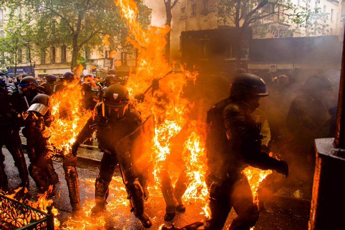 _AfricanSoil's tweet photo. 🇫🇷 France is on FIRE!!!🔥

But they won't show you because bahlezi bethi yithi ama-hooligans and barbaric

Kunjani ke!? https://t.co/iOEv756Jdo