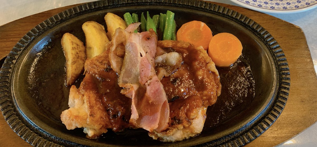 akr_ynya's tweet photo. gw、安定の夜更かし中🙂…

本日の私と
大好きな洋食屋さん(は先月行った時の写真)のチキンステーキ

gwだし美味しいもの食べたい！
gwだからいっか！なあれこれ、全部したい☺️笑

#それ言い分にしたらなんでもオッケーになってしまう笑

おやすみなさい☺️ https://t.co/QPLUl7eEqK