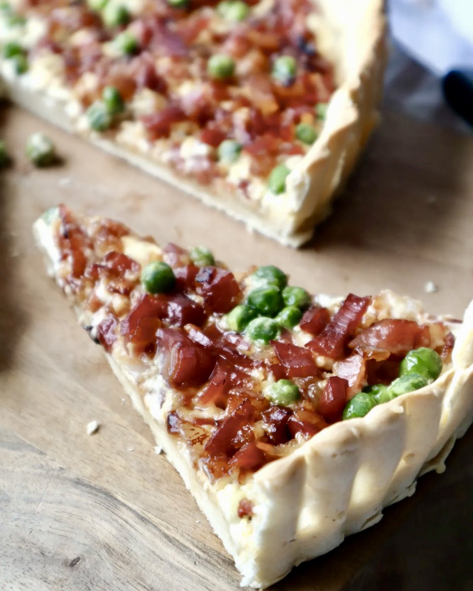 AnnalenasBlog's tweet photo. This weather calls for comfort food instead of salads &amp; icecream: quiche with creamy mascarpone-bacon-topping and peas. This is so quick and easy! And you can make it with any veggies or other toppings you like. https://t.co/RhqWAc3h8E #food https://t.co/v6M6lVGrQO