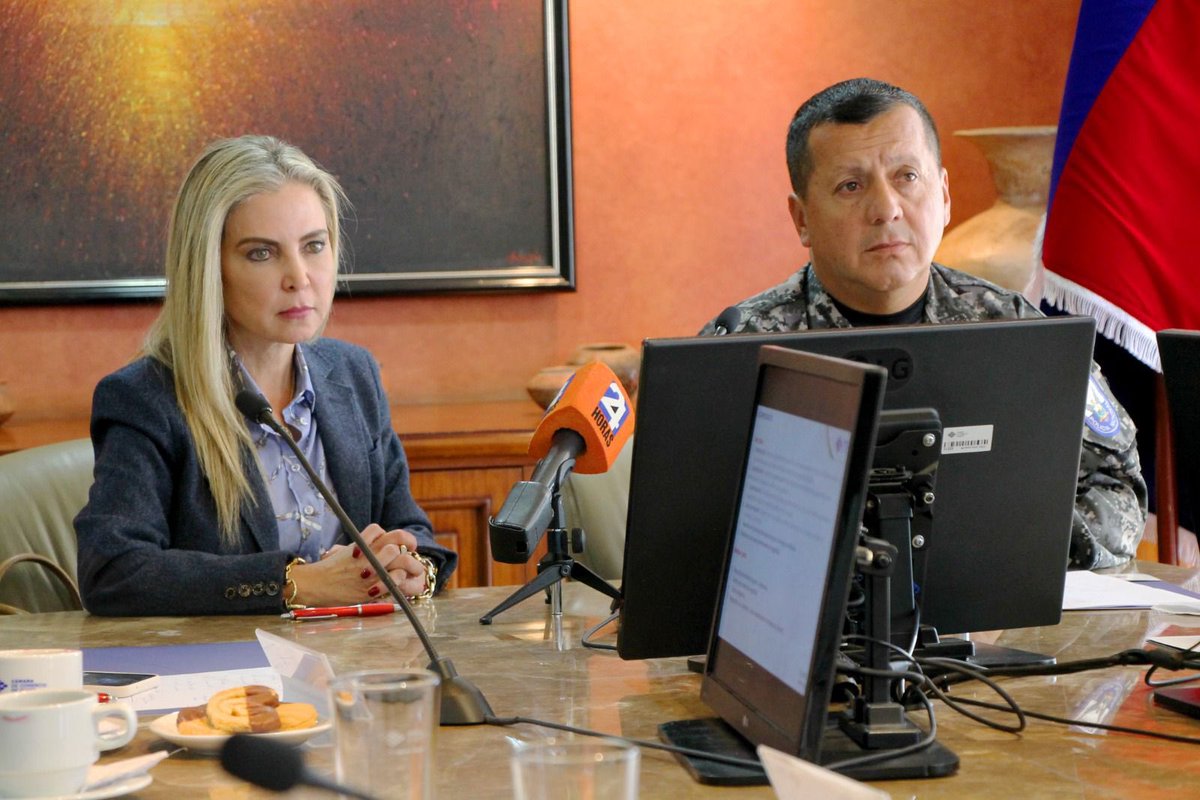 lacamaradequito's tweet photo. #CCQInforma 

Hoy nuestra Presidenta @mheller_ec mantuvo una reunión con @PoliciaEcuador para definir acciones conjuntas para hacer frente a la delincuencia y a la inseguridad que aqueja a la ciudad y al país. 

Conoce más aquí https://t.co/Sk2xaajUwc https://t.co/kKgU2gySJM