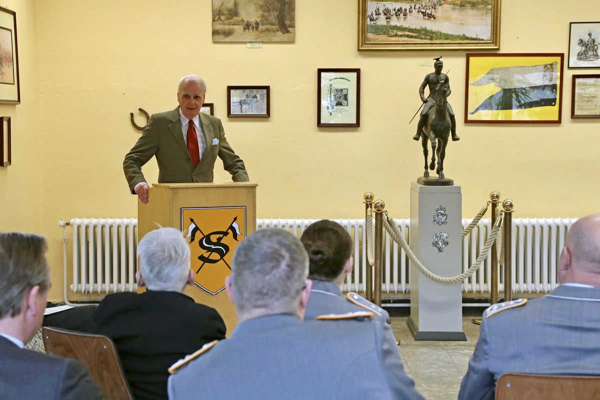 Tradition verbindet Generationen, gibt Orientierung für das eigene Handeln und schafft eine Brücke zwischen Vergangenheit und Zukunft.  Getreu diesem Credo haben Aktive und Ehemalige #Heeresaufklärer in #Munster gemeinsam eine Weiterbildung zur Historie der #Ulanen durchgeführt.