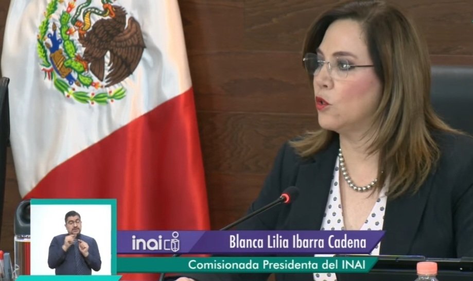 ivillasenor's tweet photo. ¡Pide @INAImexico a la sociedad que lo defiendan! #ElINAINoseToca

El pronunciamiento que ahora dan los comisionados —tras los embates del presidente AMLO— es bastante fuerte:

1. «No nos pueden cerrar la boca para limitar la expresión».

2. «No se ha dimensionado lo que está en riesgo». 

3. «Sin un organismo como el INAI no podrá conocerse lo que sucede en la vida pública». 

 4. «Está en riesgo la construcción del estado de derecho». 

3. «Se envían señales de tolerancia a las prácticas de corrupción».

4. «El ataque al INAI es un ataque a la democracia».

5. «El INAI ha sido y seguirá siendo incómodo para el poder». 

6. «El INAI no trabaja para complacer a los gobernantes». 

7. «Hacemos un llamado a la sociedad para defender al instituto». 

8. Presentaron el recurso de reclamación ante la negativa de la SCJN para sesionar con cuatro comisionados.