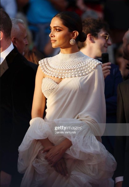 TheHollywo15512's tweet photo. DEEPIKA PADUKONE NEVER MISSES! NEVER #DeepikaPadukone #DelhiMetro #etsionserencontrait #MetGala #MaandamanoTuesday #Messengerdown #MetGala #Toronto #memecoin #JungKook #JHope #1000x #LSGvRCB #ShehnaazGill #MetGalaafterpart https://t.co/UbbrSpEeMn