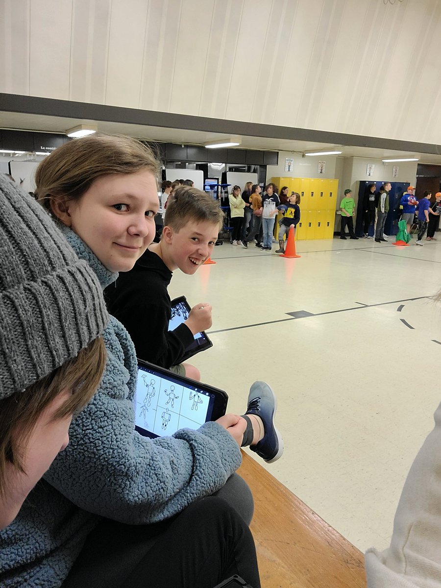 ArtRhta's tweet photo. Why is art drawing in the gym today? Well, when you are learning  to capture movement, there really isn't a better place! Thanks for letting us work together PE! https://t.co/vnvnYqFBBN