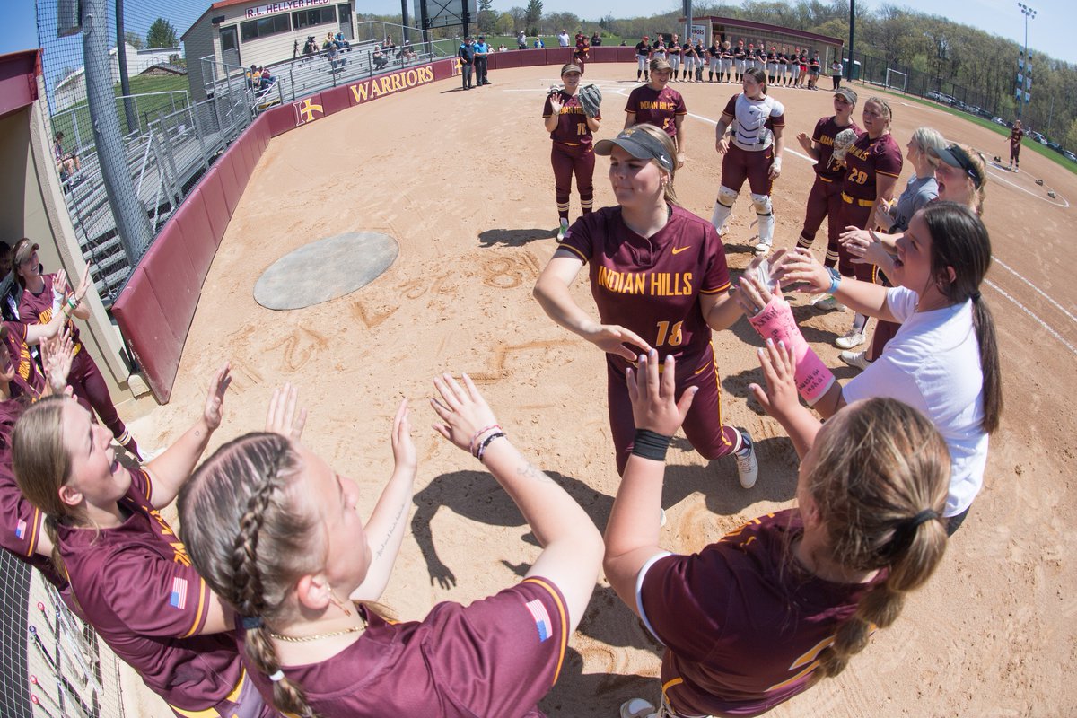 𝙋𝙤𝙨𝙩𝙨𝙚𝙖𝙨𝙤𝙣 𝙨𝙤𝙛𝙩𝙗𝙖𝙡𝙡😤

No. 1 <a href="/WarriorSoftball/">Indian Hills Softball</a> hosts No. 4 Southwestern in the opening round of the <a href="/NJCAASoftball/">NJCAA Softball</a> Region XI Tournament Wednesday on what looks to be a perfect day at R.L. Hellyer Field☀️

Full preview⤵️

📝indianhillsathletics.com/sports/sball/2…
