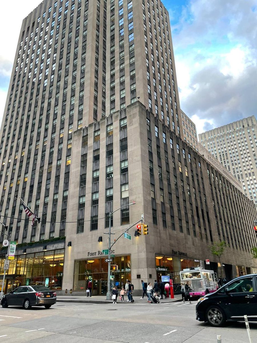 #NewYork #Manhattan
I heard that First Republic Bank was bought by Chase yesterday, so there may not be this FRC sign in the future, so I took a photo for a souvenir.