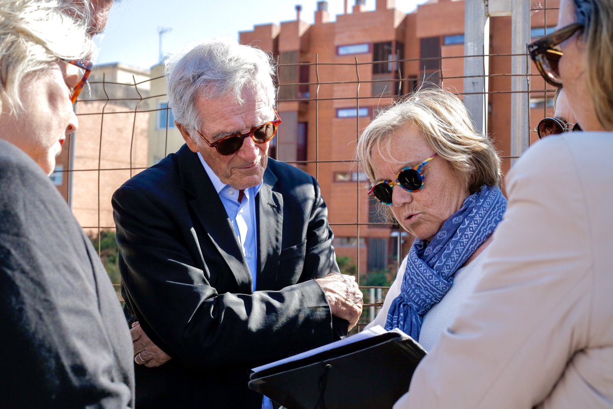 Junts_BCN's tweet photo. El nostre candidat @xaviertrias visita el barri de #LesTresTorres. S'ha reunit amb la plataforma de veïns dels jardins d'Oriol Martorell, un espai cobert per una llosa que ha estat aturat durant molts anys.

Hem de tornar connectar els barris de #Sarrià i #LesTresTorres. https://t.co/Nu3GfBdXAE