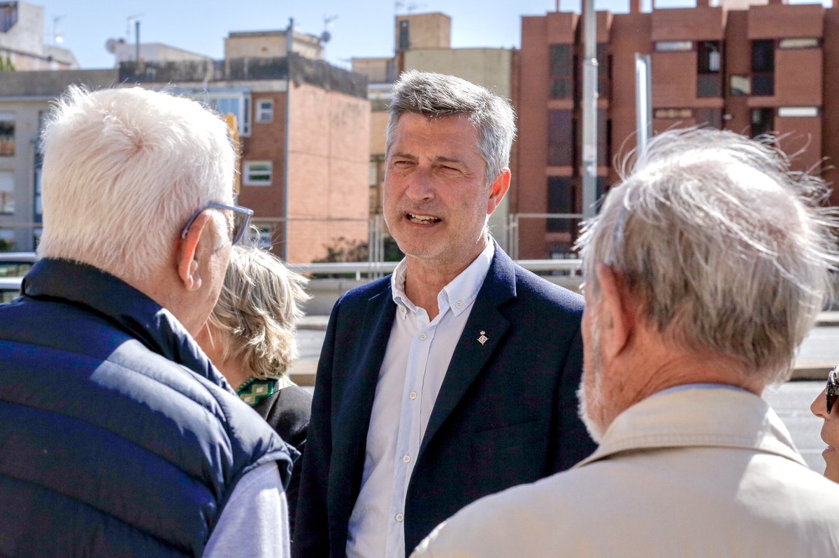 Junts_BCN's tweet photo. El nostre candidat @xaviertrias visita el barri de #LesTresTorres. S'ha reunit amb la plataforma de veïns dels jardins d'Oriol Martorell, un espai cobert per una llosa que ha estat aturat durant molts anys.

Hem de tornar connectar els barris de #Sarrià i #LesTresTorres. https://t.co/Nu3GfBdXAE