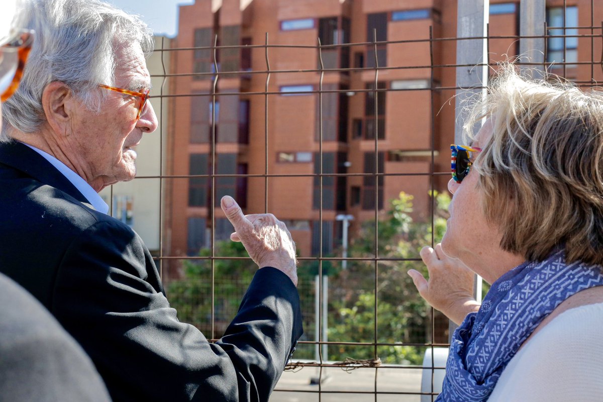 Junts_BCN's tweet photo. El nostre candidat @xaviertrias visita el barri de #LesTresTorres. S'ha reunit amb la plataforma de veïns dels jardins d'Oriol Martorell, un espai cobert per una llosa que ha estat aturat durant molts anys.

Hem de tornar connectar els barris de #Sarrià i #LesTresTorres. https://t.co/Nu3GfBdXAE