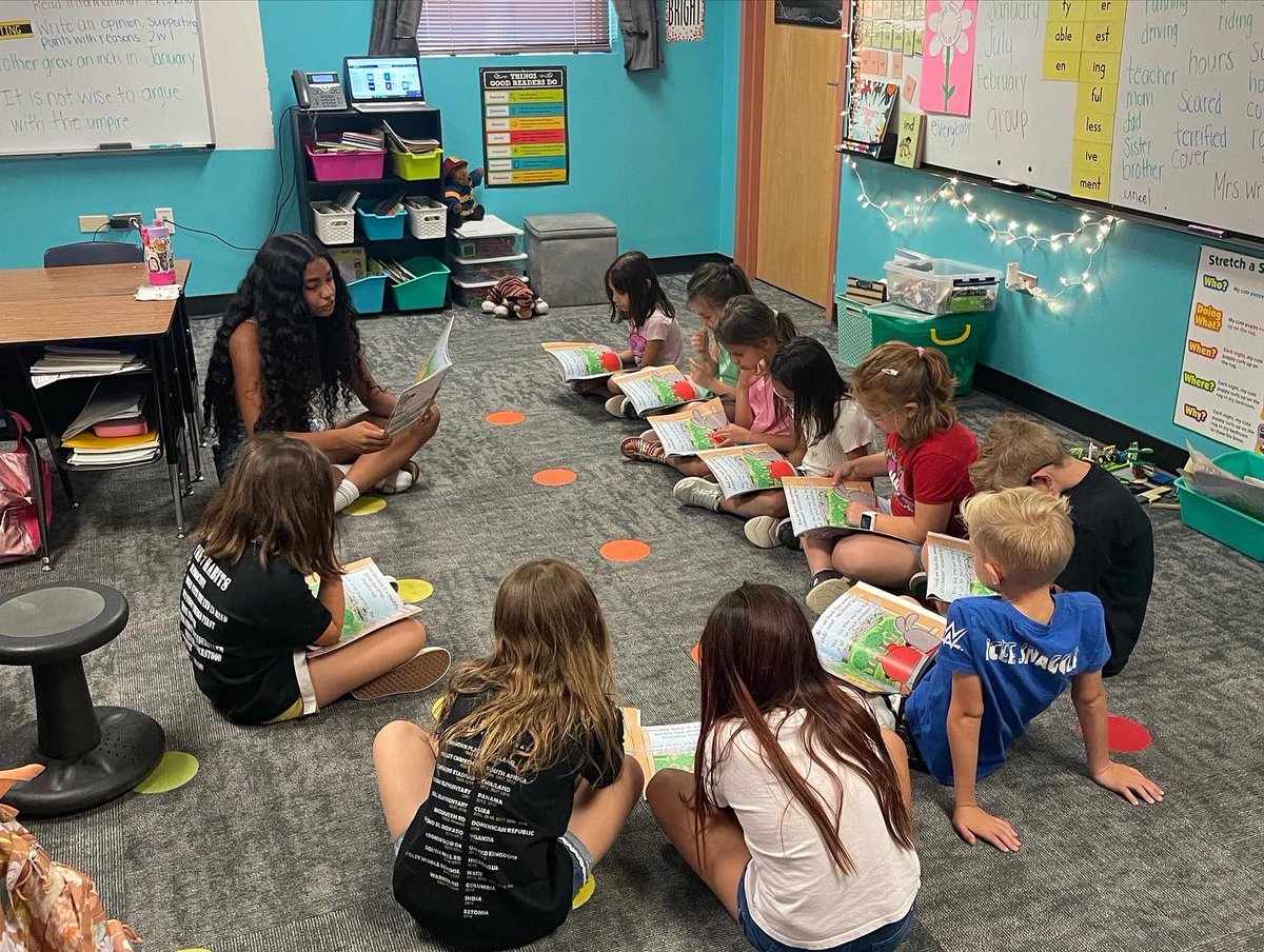 MesquiteAthDept's tweet photo. Our @MesquiteVball girls visited @GilbertElTigers yesterday to read to 2nd grader.   Thank you @secondandseven for the books and helping make this possible. https://t.co/gjgsJvgnS5