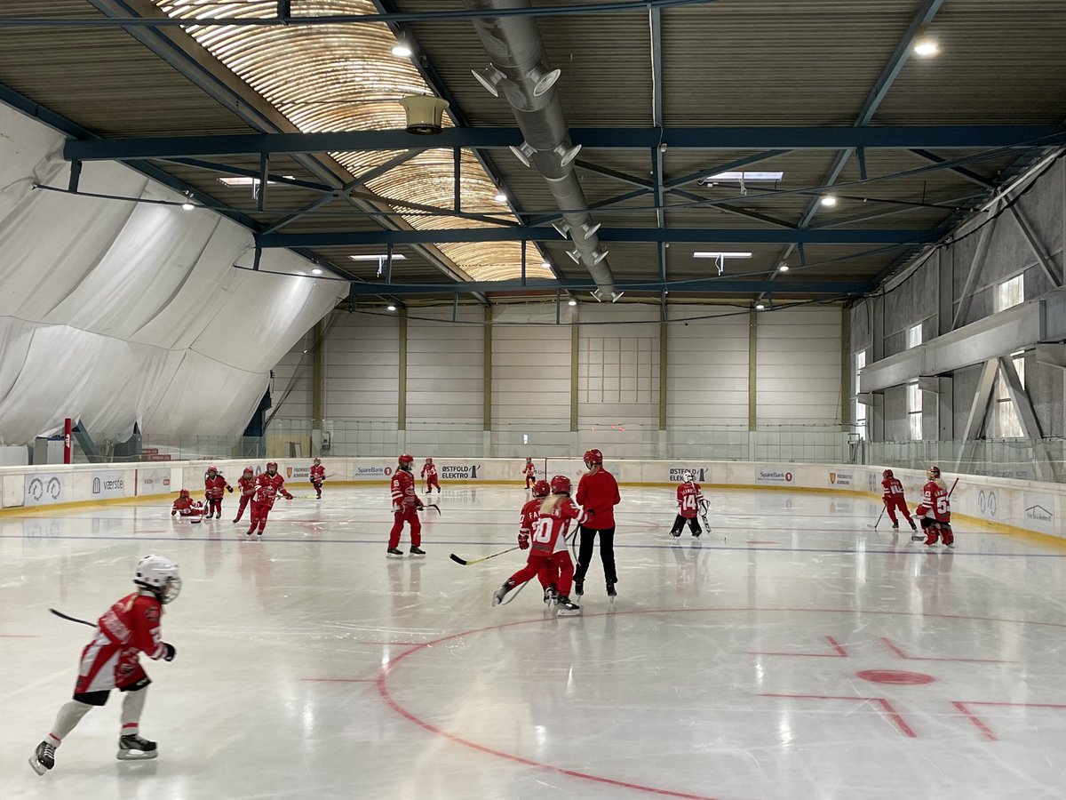 Gratulerer med et fantastisk breddeanlegg off-ice og nå on-ice <a href="/StjernenUng/">Stjernen Hockey Ung</a> Dette anlegget er unikt i Norge og noe dere skal være stolte av! <a href="/norskishockey/">Norges Ishockeyforbund</a>