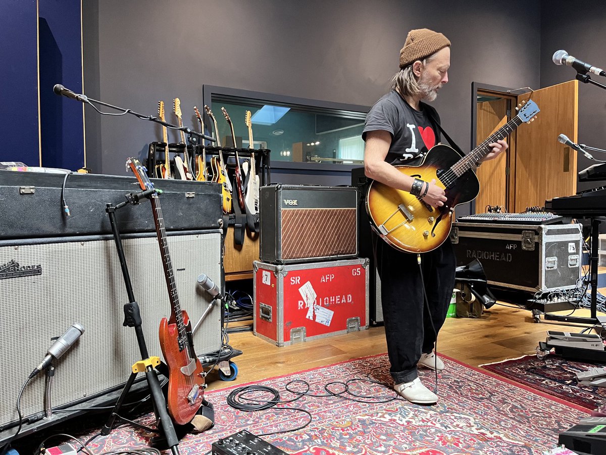 Y_Grrrr's tweet photo. someone is watching from the vox amp.. https://t.co/xu7yeXm39z