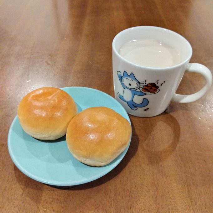 今週も無事に夜勤労働終了、お祝いにクリームパン食べます。今日から連休、明後日は楽しみにしてたコミティア。無事に行けますように。