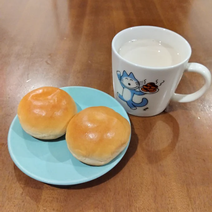 今週も無事に夜勤労働終了、お祝いにクリームパン食べます。今日から連休、明後日は楽しみにしてたコミティア。無事に行けますように。