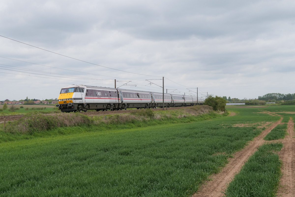 Thetransportgu1's tweet photo. The Class 91, workhorses of the East Coast Mainline for over 30 years. Today I spent a day taking some photos of them around York, Retford and Newark. Workings included are: 1N81 (91106), 1A30 (82225), 1D19 (91109) and 1D21 (91111). @225groupuk https://t.co/t8xaBPP3ZB