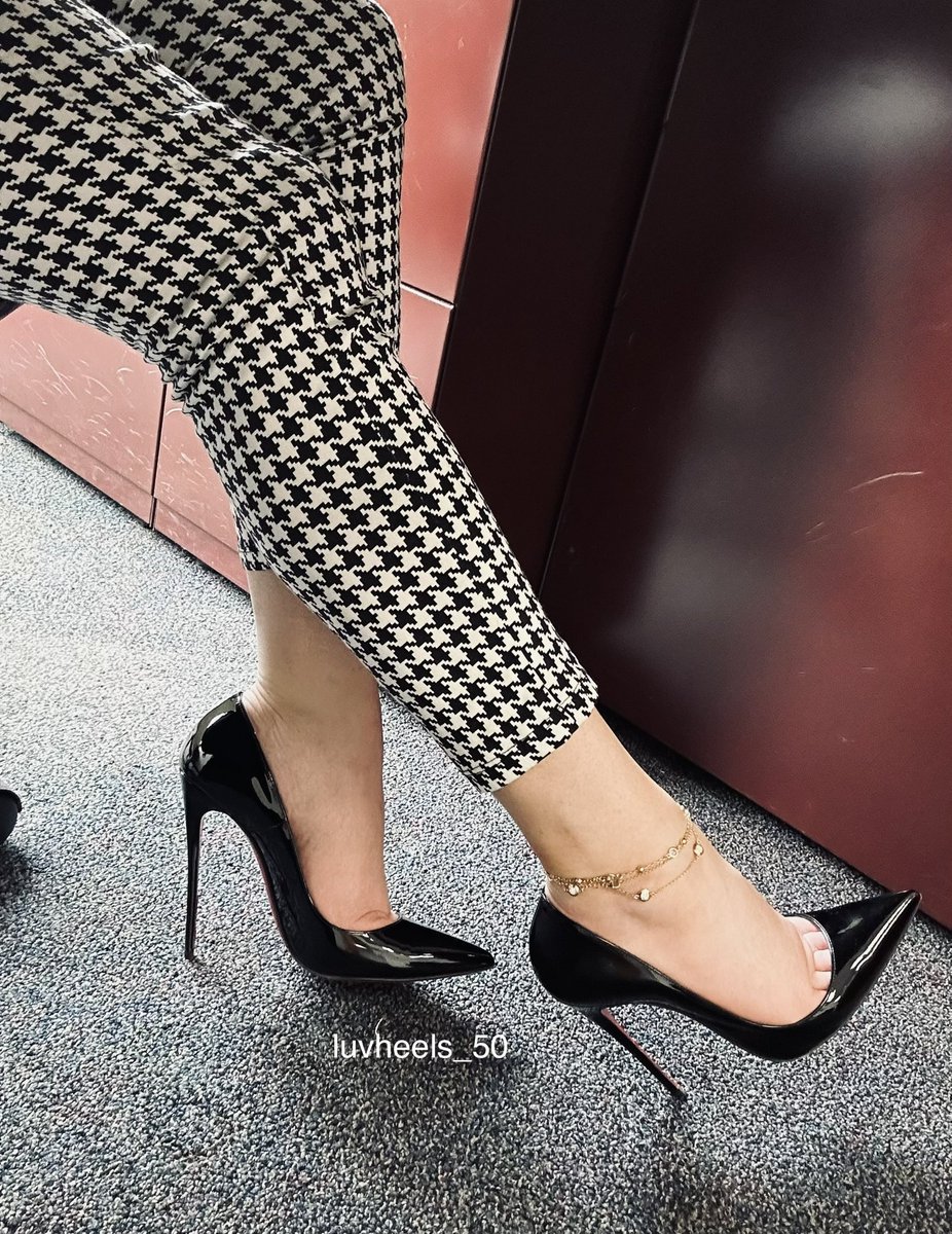 luv_heels's tweet photo. #luvshoes #highheels #heels #shoesdaytuesday #stilettos #officeheels #stilettos #louboutin #classicblack https://t.co/GQ81kh0rmk
