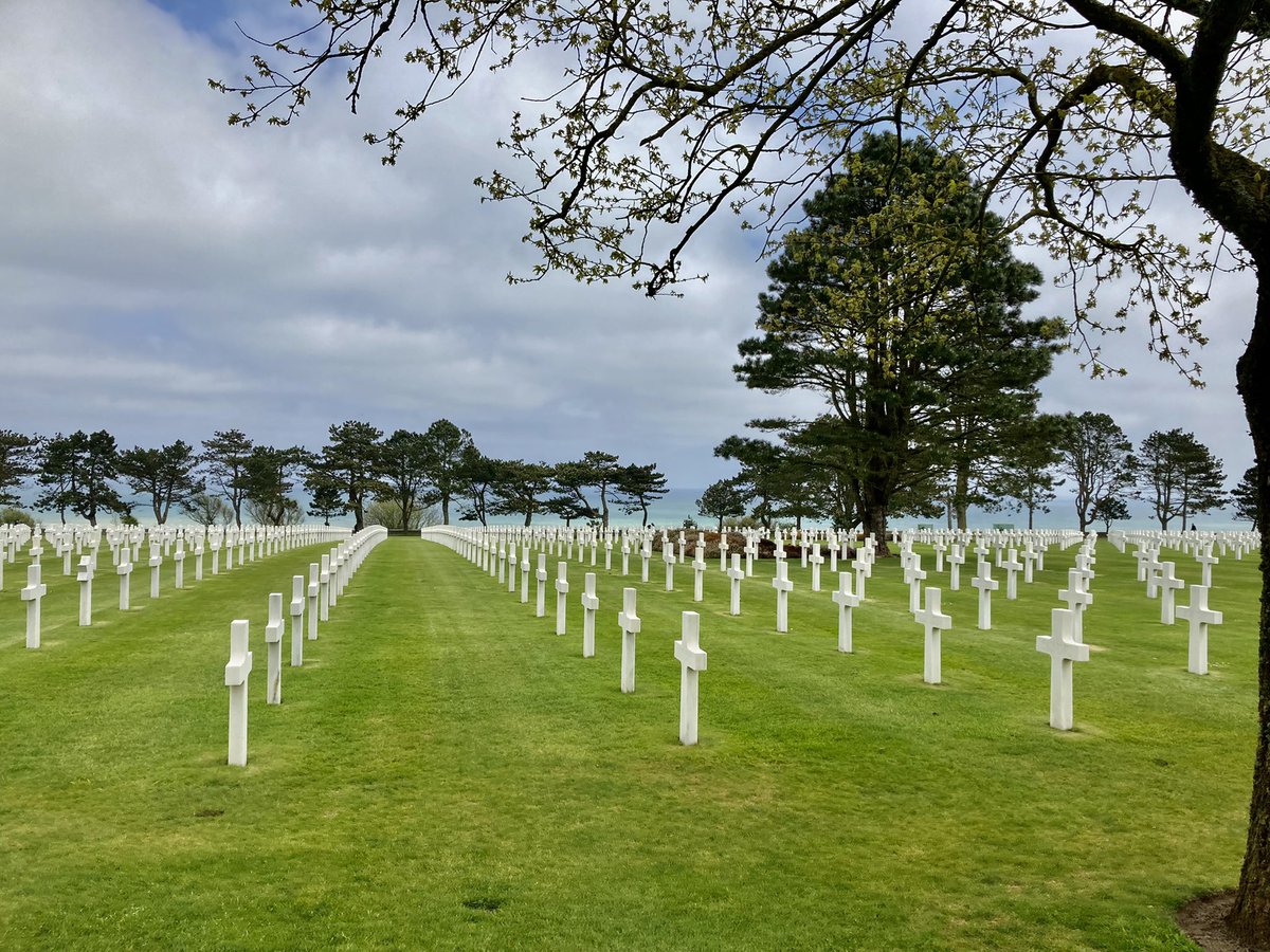 Vorige jaar een indrukwekkend bezoek gebracht aan Normandy American Cementery nabij #Omahabeach #Frankrijk. Hier liggen veel jonge mensen die hun leven gaven voor onze vrijheid! Ik ben op 4 mei 2 minuten stil! Jij toch ook? #4mei #2minutenstil @Comite4en5mei