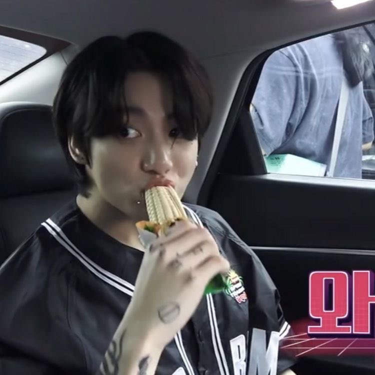 retweet and reply to vote :]

i vote for #JungKook as #ArtistaMasculinoInternacional at the #SECAwards