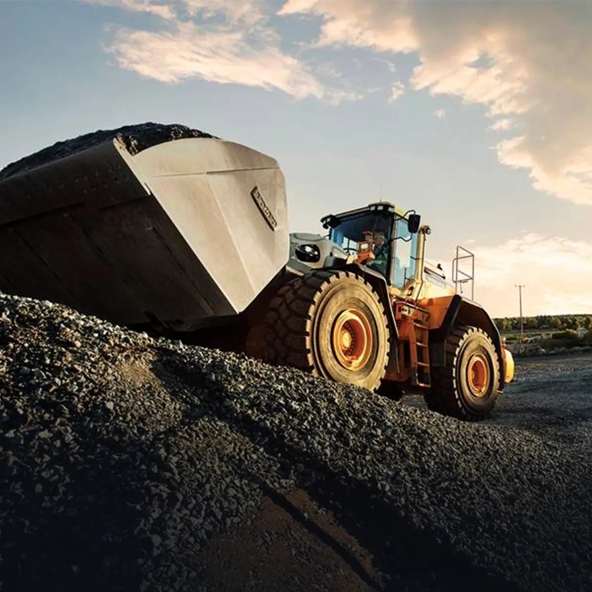 FamcoSaudi's tweet image. Do more with less fuel, the #VOLVO_L150H offer up to 15% greater #fuel_efficiency ⛓️

قم بالمزيد من الأعمال بوقود أقل ، حيث توفر #فولفو L150H كفاءة أكبر في استهلاك #الوقود بنسبة تصل إلى 15 % ⏏️

 #فامكو 
#famco