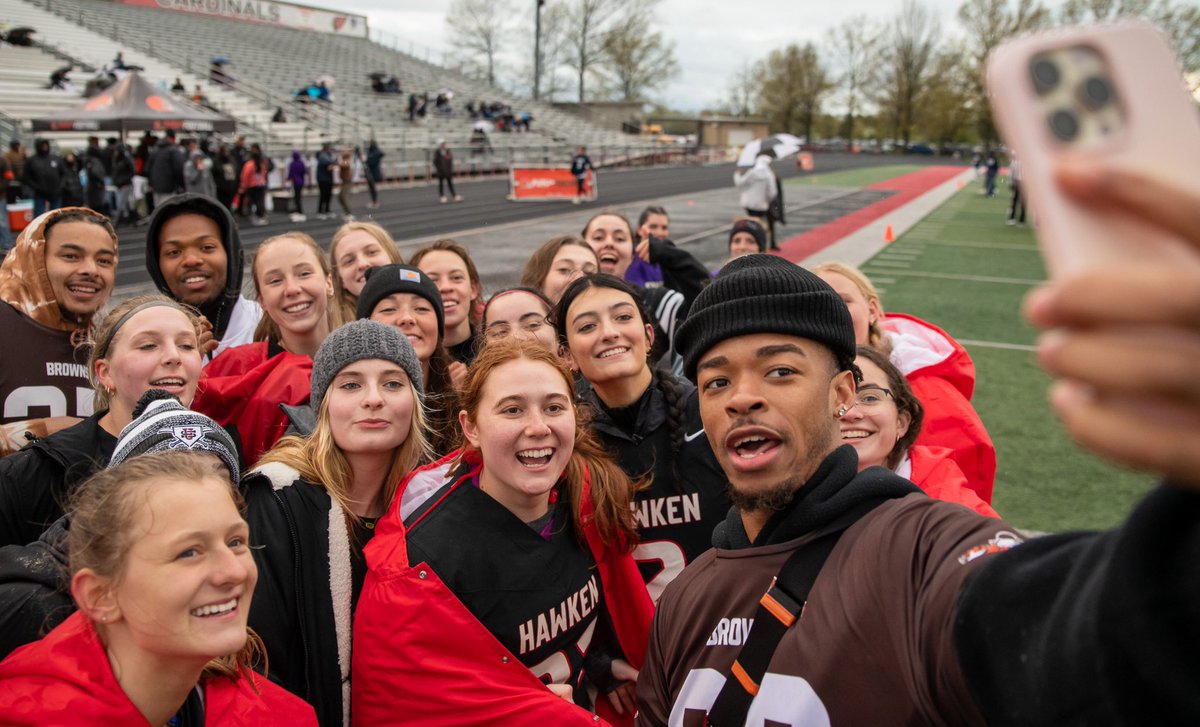 BrownsYouthFB's tweet photo. The guys were BIG cheesin' yesterday during our Girls High School Flag Football Championship Tournament 🏈🏆

Squad pulled up ✨@gnewsii @_TG4__ @MikeFordJr_ @__AWalkJr ✨

📷: @PaulADiCicco_ https://t.co/TzxrvjqCdb