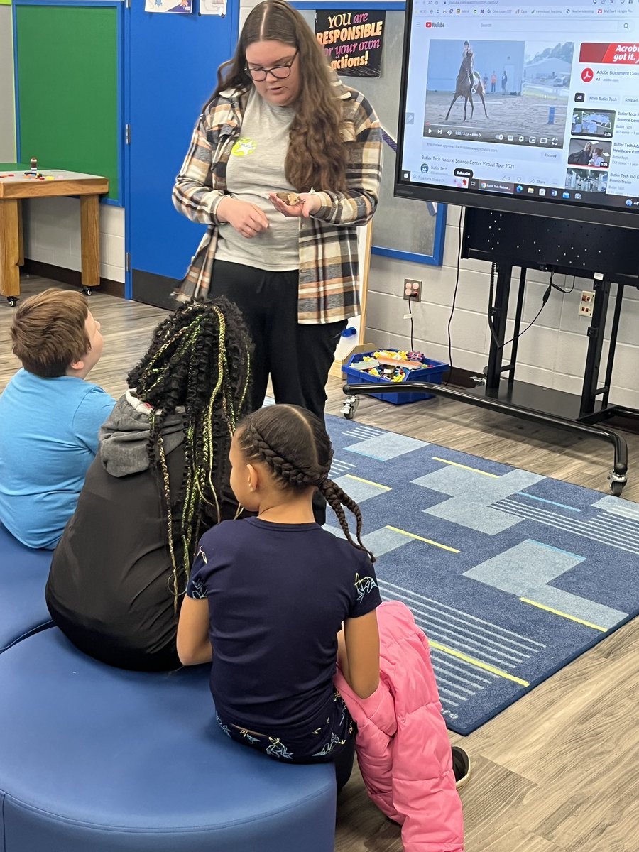 Kids got to see live animals today in Passport 2 Tomorrow so excited Butler Tech was here for our Environmental Agricultural System Field 
THANK YOU #Passport2Tomorrow #MiddieRising