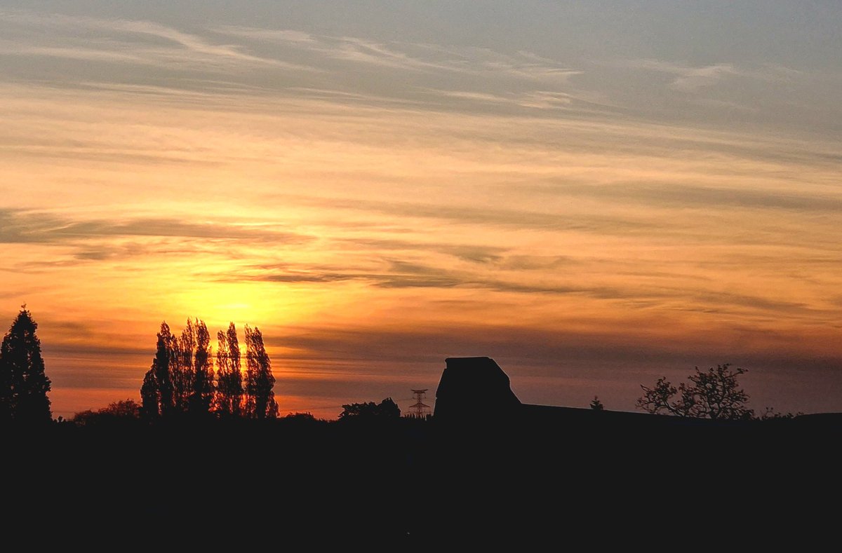 TheTeacherDD's tweet photo. Un soir,un ciel #unsoir #unciel #coucherdesoleil #sunset #sunsky https://t.co/vJi1NitKpS