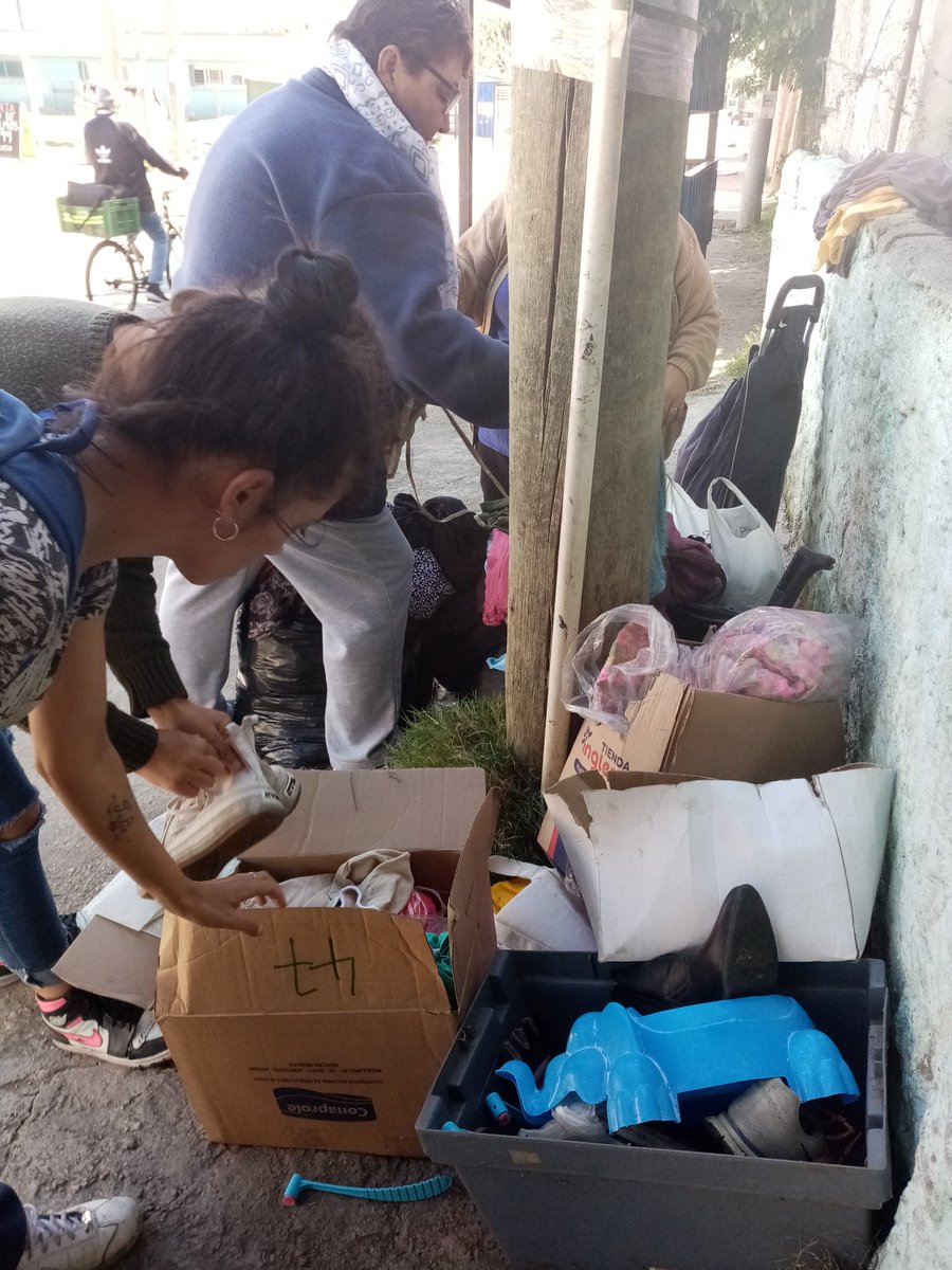 MariaCapo7122's tweet photo. @IsmaTort. @ComunidadRayito. Muchas gracias!!!!
Hoy se hizo entrega de ropa y calzado. En la olla @SeisBarrios https://t.co/KUAhsdvSKE