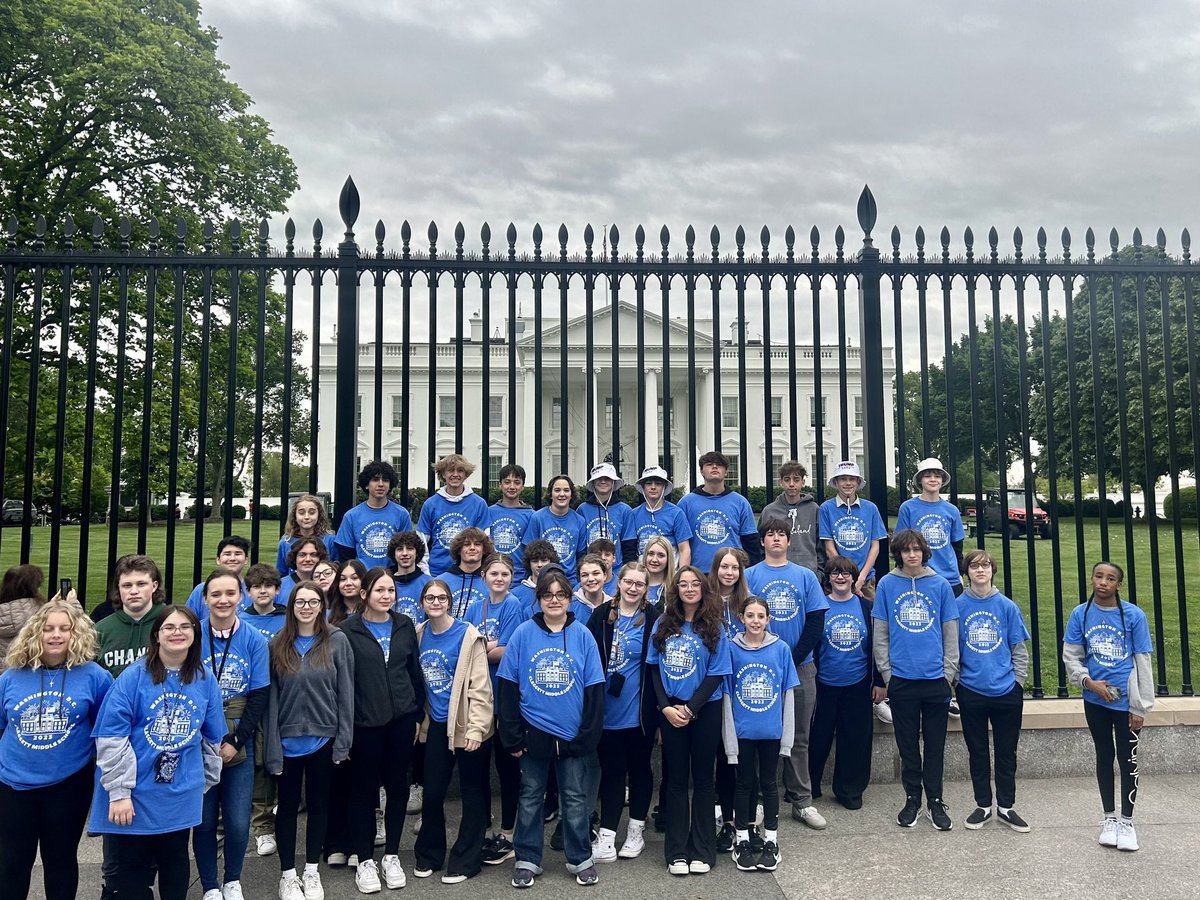 dalzellb304's tweet photo. @ClaggettMCS Bus#4 in front of the White House https://t.co/zSnJXHR0ei