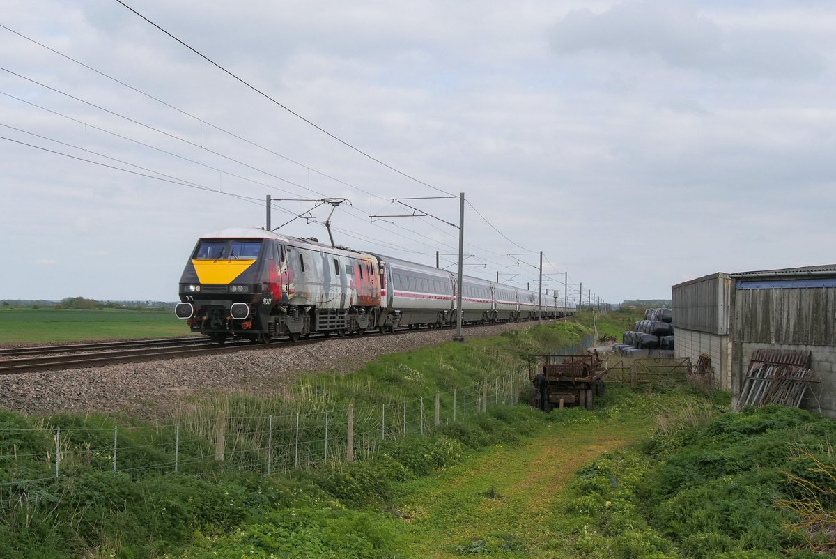 Thetransportgu1's tweet photo. The Class 91, workhorses of the East Coast Mainline for over 30 years. Today I spent a day taking some photos of them around York, Retford and Newark. Workings included are: 1N81 (91106), 1A30 (82225), 1D19 (91109) and 1D21 (91111). @225groupuk https://t.co/t8xaBPP3ZB