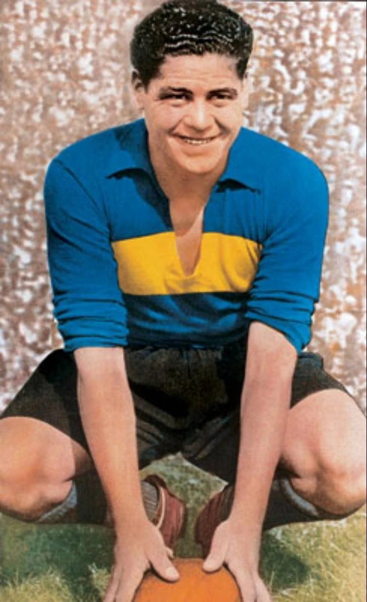 LocosxBocaLomas's tweet photo. #UnDiaComoHoy en 1926 debutó Roberto Cherro, uno de los máximos goleadores de la historia de #Boca.
-Tenia de hijo a river (10 victorias, 2 empates y 5 derrotas). 🐔 🗡️
#Cherro #Efemerides https://t.co/pbh2YO6fvw