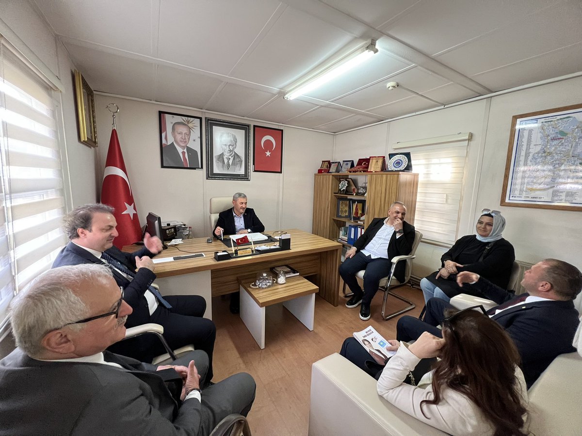 turanSuleyman04's tweet photo. Genel Başkan Danışmanımız, İstanbul Milletvekili Adayımız @MirogluBaver
ve Kadir Kürşat Arslan ile, Kavakpınar Mahalle Muhtarımız Öner Aşık’ı ziyaret ettik.
Misafirperverliği için kıymetli Muhtarıma teşekkür ederiz.
@iyiparti https://t.co/bP6PQksmvz