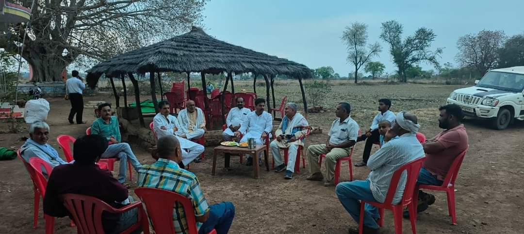 #सेमरिया_विधानसभा

ग्राम एंगुआ (गोंदहा) में दीपेंद्र सिंह जी तथा अशोक सिंह जी के निधन की सूचना मिलने पर शोकाकुल परिजनों के बीच त्रयोदश: कार्यक्रम में पहुंचकर पुष्पांजलि अर्पित करते हुए शोक संवेदना व्यक्त की
