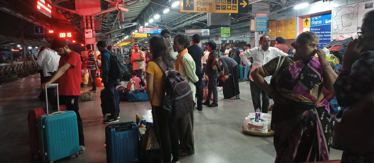 ___kaaashx___'s tweet photo. Dear @RailMinIndia, @nationalrailenq, @RailwaySeva Urgent action required: Passenger frustration Due to frequent train delays and lack of communication.
#IndianRailways #TravelExperience #TrainDelay #timemanagement #communication https://t.co/14Zjao4ncM