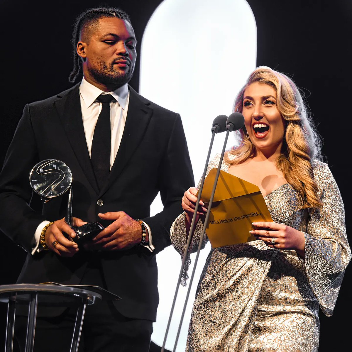 Last week at the @sportindustry awards where they asked the one, the only, The Juggernaut to present an award - Joe Joyce was there too!

😜😂😂😂

#sports #sportindustryawards #boxing #boxinggym #gym #fighter #award #ceremony