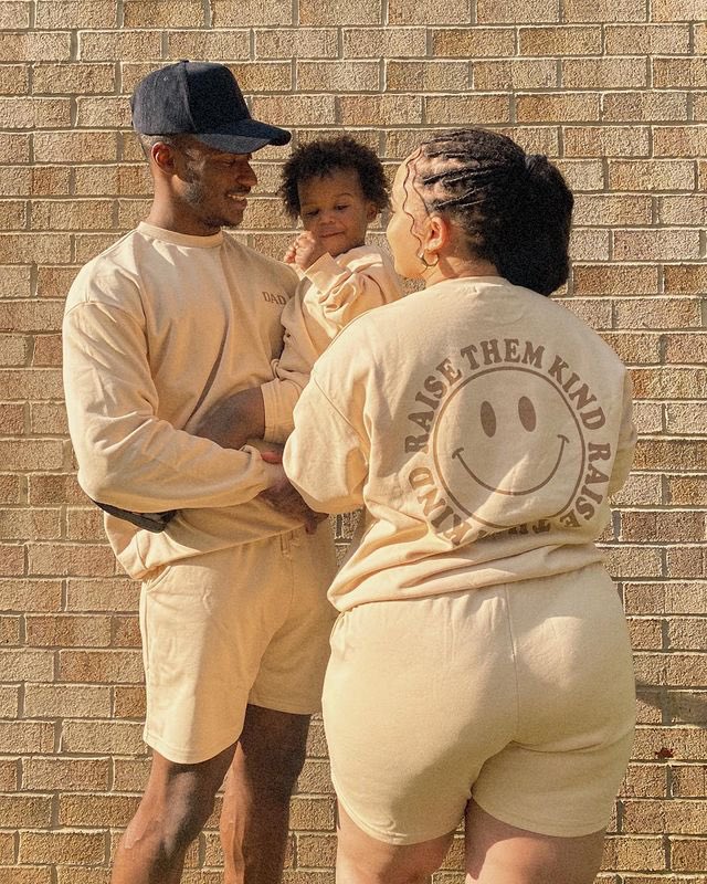 blackmomsmatch's tweet photo. Family Love 😍🤎

@bashyary and her family look amazing in these matching shorts sets 🔥

Visit https://t.co/8Bf9m3BJu7 for more✨

#blackmomsmatch #matchingfamilyoutfits #blacklove #blackfamilies #momstyle #coolmom #cooldad #melanincouples https://t.co/rjuDa7xMkb